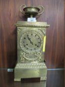 AN ANTIQUES BRASS MANTLE CLOCK WITH KEY & PENDULUM