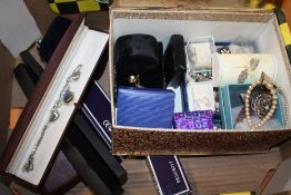 A TRAY OF COSTUME JEWELLERY TO INCLUDE BROOCHES, WRISTWATCHES ETC