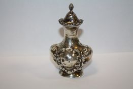 AN ANTIQUE SILVER PEPPERETTE