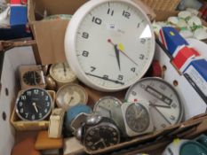 A TRAY OF ASSORTED CLOCKS TO INCLUDE A SMITHS WALL CLOCK