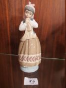 A LLADRO LADY FIGURE OF A WOMAN HOLDING A HANDKERCHIEF