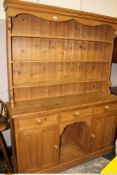 A LARGE HONEY PINE KITCHEN DRESSER H-200 CM W-152 CM