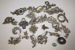 A BAG OF VINTAGE MARCASITE BROOCHES ETC.