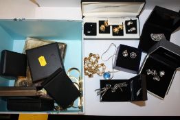 A BOX OF ASSORTED COSTUME JEWELLERY