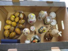 A TRAY OF VINTAGE FOLDING EGG ORNAMENTS ETC. ONYX EGGS ETC.