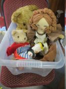 A COLLECTION OF VINTAGE TEDDY BEARS ETC. TO INCLUDE A VINTAGE HINGED CHAD VALLEY EXAMPLE