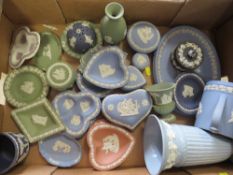 A TRAY OF ASSORTED WEDGWOOD JASPERWARE TO INCLUDE TERRACOTTA PIN DISHES