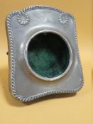 A HALLMARKED SILVER GOLIATH POCKET WATCH HOLDER