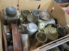 A TRAY OF VINTAGE METALWARE TO INCLUDE A SILVER PLATED QUAICH, SMALL LANTERN ETC.