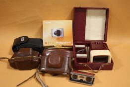 A COLLECTION OF VINTAGE AND MODERN CAMERAS TO INCLUDE A CANON EXAMPLE