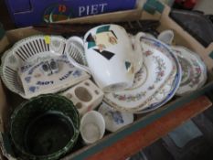 A TRAY OF ASSORTED CERAMICS TO INCLUDE A ROYAL DOULTON CENTRAL PARK TEAPOT, WEDGWOOD, DERBY POSIES