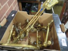 A TRAY OF VINTAGE BRASSWARE TO INCLUDE FIRE IRONS ETC.