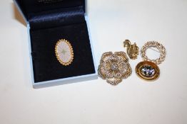 A BOXED WEDGWOOD JASPERWARE BROOCH, TOGETHER WITH OTHER VINTAGE BROOCHES