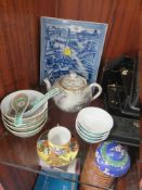 A COLLECTION OF ORIENTAL CERAMICS TO INCLUDE A BLUE AND WHITE TILE WITH FIGURATIVE DETAIL, TEAPOT