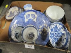 A SMALL TRAY OF ORIENTAL BLUE AND WHITE CERAMICS ETC.