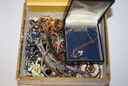 A CIGAR BOX OF ASSORTED JEWELLERY TO INCLUDE A 9 CARAT GOLD TRI PEARL NECKLACE