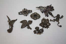 A BAG OF SILVER AND WHITE METAL MARCASITE BROOCHES TO INCLUDE A FROG SHAPED EXAMPLE (8)