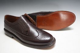 A PAIR OF DARK BROWN G.H.BASS & CO MAINE USA BROUGES, SIZE 9 (NO LACES)