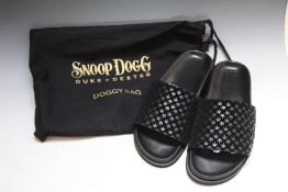 A PAIR OF DUKE DEXTER SNOOP DOGG SLIDERS, SIZE 9