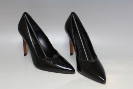 A PAIR OF KAREN MILLEN PATENT BLACK COURT SHOES, size EU 40