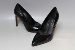 A PAIR OF KAREN MILLEN PATENT BLACK COURT SHOES, size EU 37 1/2
