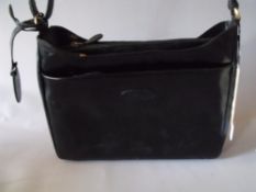 AN ASHWOOD TRADITIONAL BLACK LEATHER SHOULDER / CROSS BODY HANDBAG, multiple zip fastening