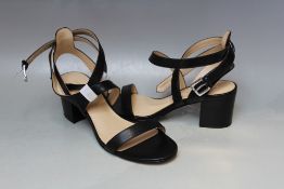 A PAIR OF KAREN MILLEN BLOCK HEEL SANDALS, size EU 38