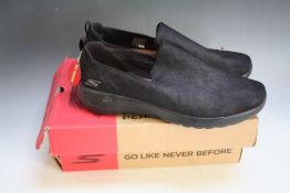 A PAIR OF SKECHERS SHOES - SIZE 9