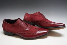 A PAIR OF WINE COLOURED GUCINRI SHOES SIZE 41 (NO LACES)