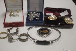 A SMALL QUANTITY OF SILVER TOGETHER WITH TWO SETS OF PEARL EARRINGS AND A SET OF CASED EARRINGS