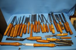 A BOX OF ASSORTED CHISELS TO INCLUDE SORBY, MARPLES, WARD, STORMONT ETC. (31)