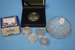 A CASED COMMEMORATIVE GUERNSEY D-DAY £5 COIN TOGETHER WITH THREE CHURCHILL HALF CROWNS A 2000