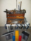 A CARPENTERS TOOL BOX AND CONTENTS TO INCLUDE G CLAMPS AND TOOLS AND PLASTIC STORAGE BOXES.