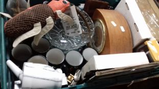 A TRAY OF SUNDRIES TO INCLUDE CERAMICS AND A MANTEL CLOCK (NOT INCLUDING TRAY)