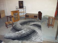 A SELECTION OF 9 ITEMS TO INCLUDE A LARGE RUG, A NEST OF TABLES, A LIGHT OAK LEADED CORNER WALL UNIT