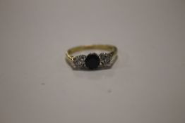 A LADIES 18 CT GOLD DIAMOND AND SAPPHIRE DRESS RING, A CENTRAL SAPPHIRE FLANKED BY A DIAMOND TO