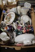 A TRAY OF CERAMICS TO INCLUDE CONTINENTAL STYLE FIGURES ETC. (TRAY NOT INCLUDED)