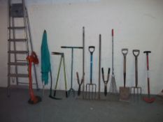 A SELECTION OF GARDEN TOOLS TO INCLUDE AN ALUMINIUM STEP LADDER AND A STRIMMER ETC.