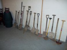 A SELECTION OF GARDEN TOOLS.