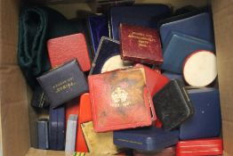 A COLLECTION OF JEWELLERY AND COIN DISPLAY BOXES