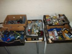 A SELECTION OF HOUSEHOLD DIY ITEMS TO INCLUDE BRASS DOOR HANDLES, G CLAMPS, SECURITY CHAINS AND A