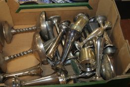 A TRAY OF PLATED METAL ITEMS TO INCLUDE VASES (TRAY NOT INCLUDED)