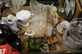 A TRAY OF CERAMICS AND GLASSWARE (TRAY NOT INCLUDED)