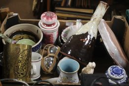 A TRAY OF CERAMICS TO INCLUDE A POTTERY VASE