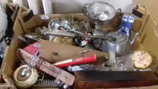 A TRAY OF SUNDRIES TO INCLUDE METALWARE ETC. (TRAY NOT INCLUDED)