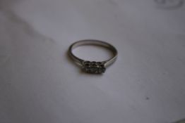 A LADIES 18 CT WHITE GOLD AND PLATINUM THREE STONE DIAMOND DRESS RING