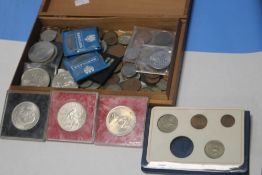 A CIGAR BOX OF CROWNS AND MISCELLANEOUS COINS