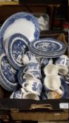 A TRAY OF BLUE & WHITE TEA & DINNERWARE (NOT INCLUDING TRAY)