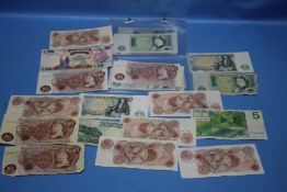 A COLLECTION OF BANK OF ENGLAND 10/- AND £1 NOTES, to include some consecutive pairs and a trio.