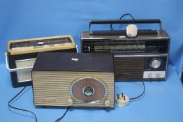 THREE VINTAGE RADIOS TO INCLUDE PHILLIPS BAKELITE, MURPHY TRANSISTOR 8 AND A YACHT BOY (3)